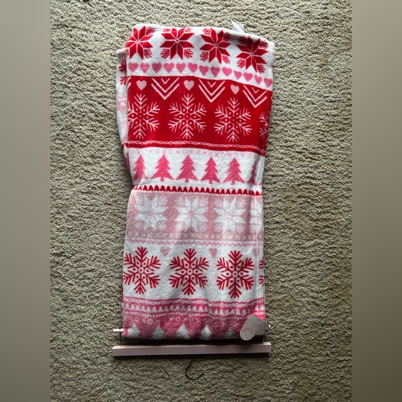 Betsey Johnson Pink Red Fair Isle Holiday Christmas Throw Blanket - Picture 1 of 3